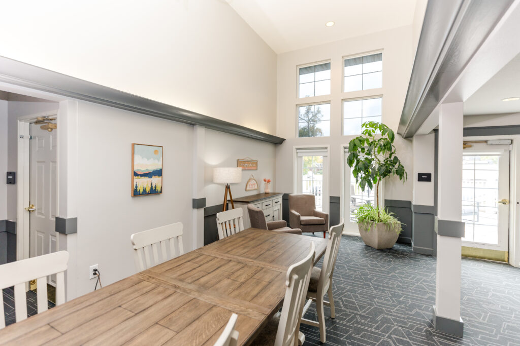 Riverfront Manor Dining Room | Pelican Valley Senior Living